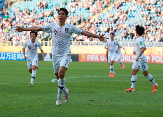 4일 오후(현지시간) 폴란드 루블린 경기장에서 열린 2019 국제축구연맹(FIFA) 20세 이하(U-20) 월드컵 16강 한·일전. 후반 한국 오세훈이 선제골을 넣은 뒤 팔을 벌리며 달리고 있다. 연합뉴스
